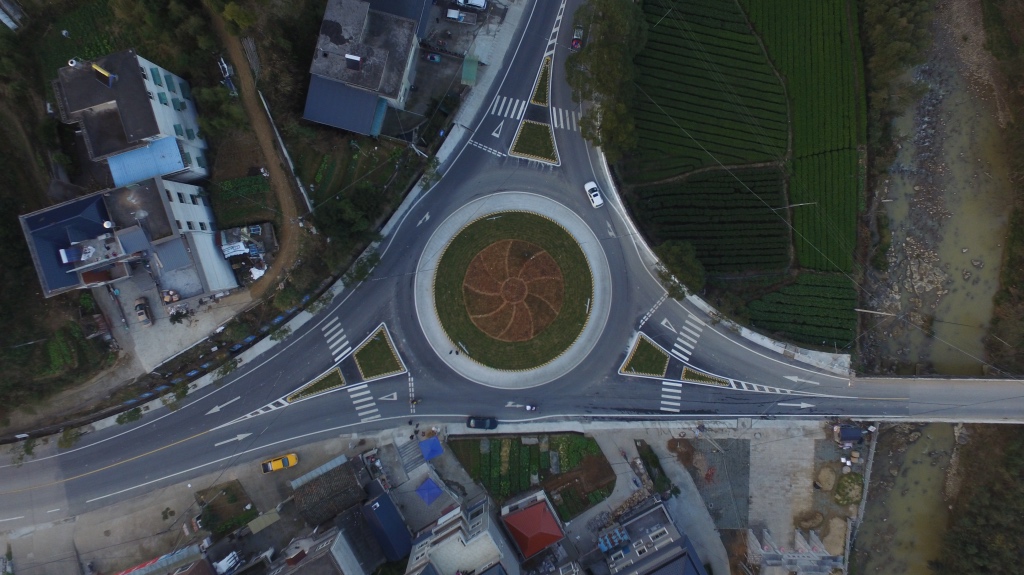 A roundabout at a dangerous intersection helped the Zhejiang road design achieve the desired 3-star rating.